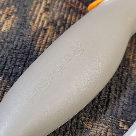 Fiskars Titanium Softgrip Comfort Loop Rotary Cutter 45mm-W/Easy Blade Change - Picture 2 of 5